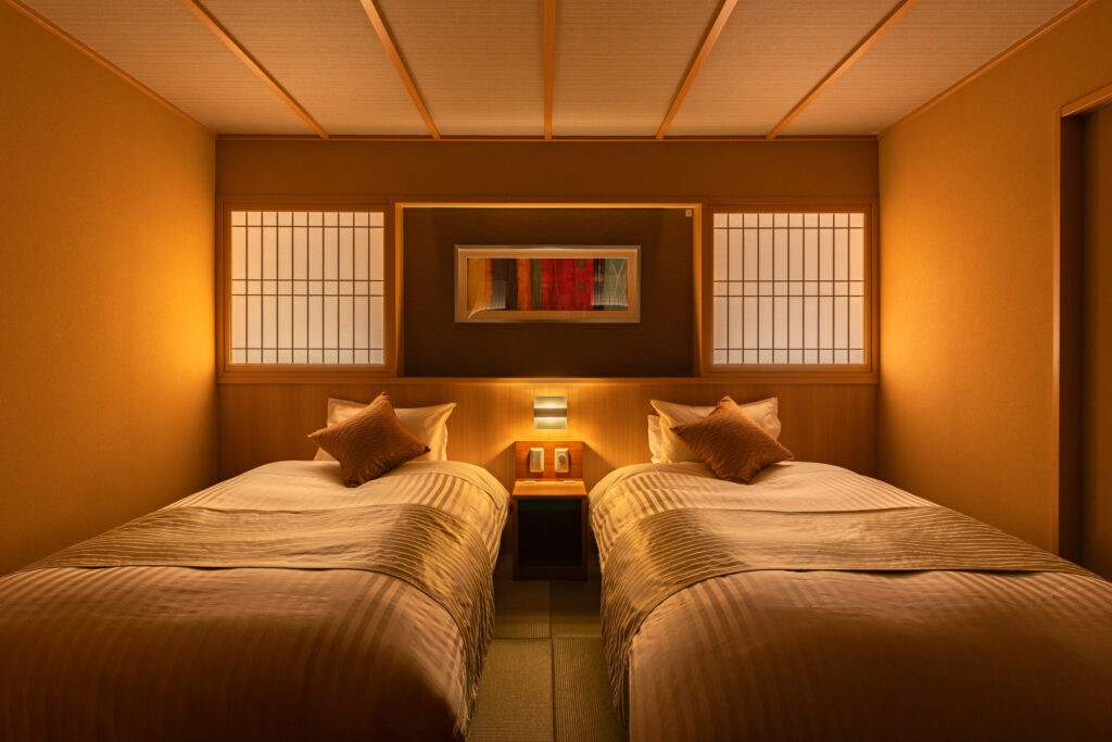 富山県の温泉旅館にある和モダンなツインルーム